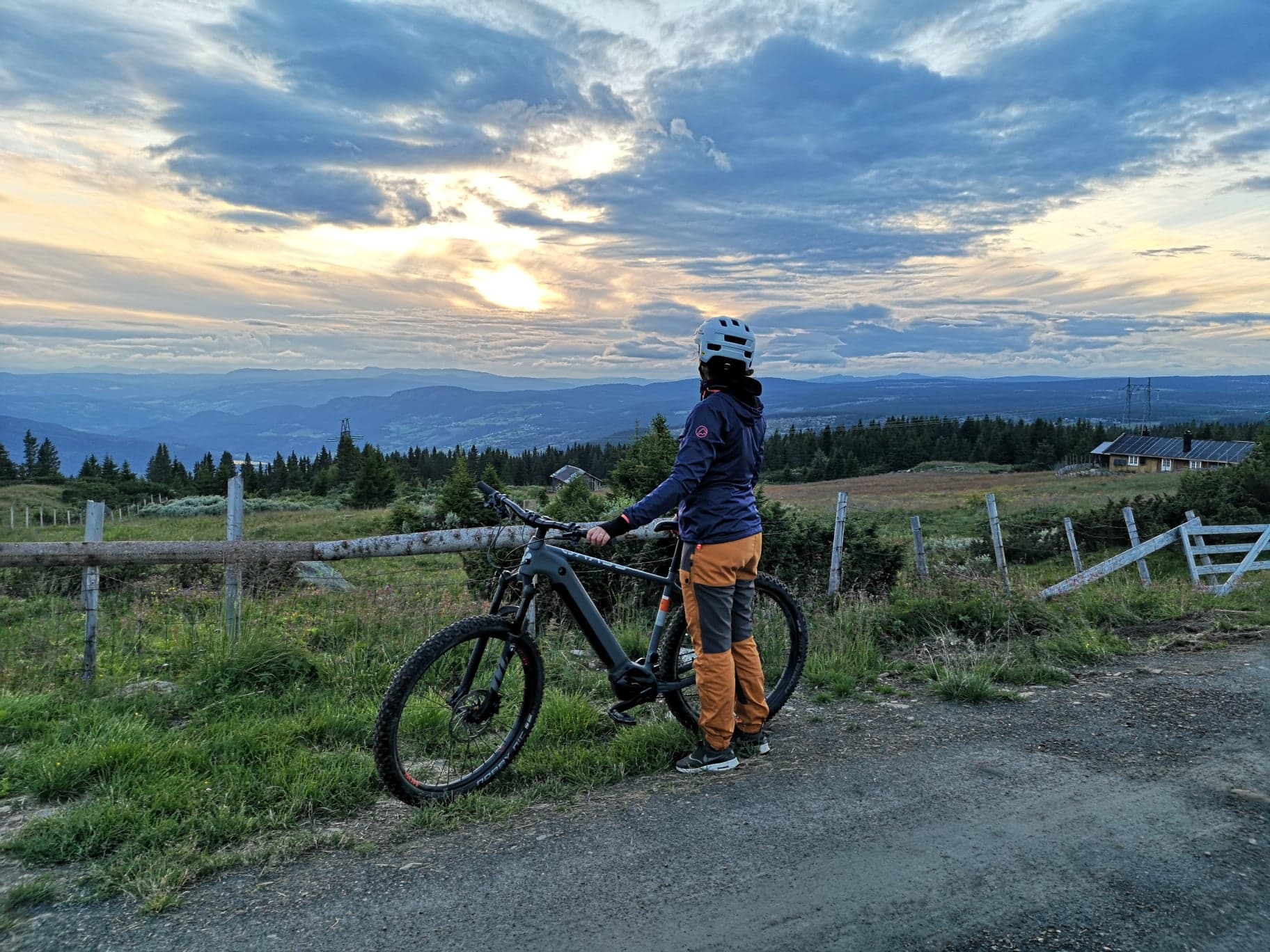 Sykkel solnedgang Nysetra